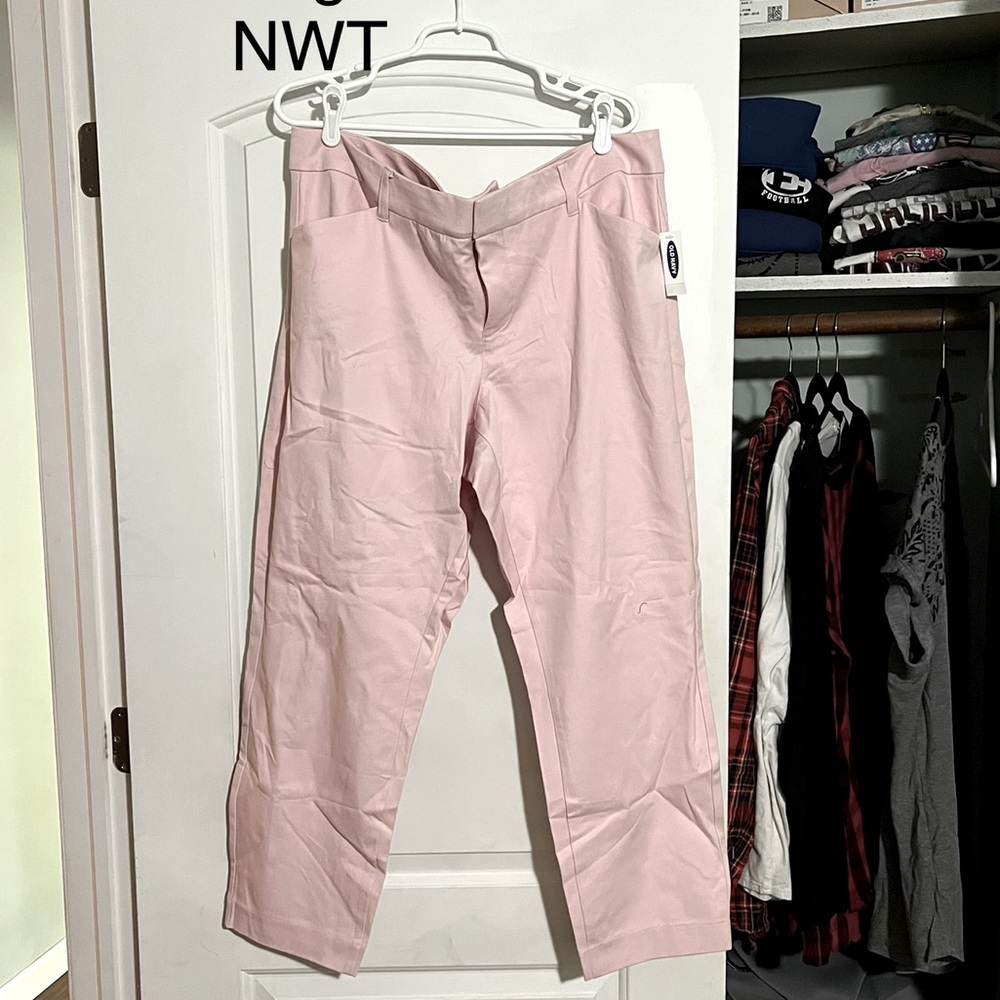 NWT Soft Pink Super Slimming Pixie Crops